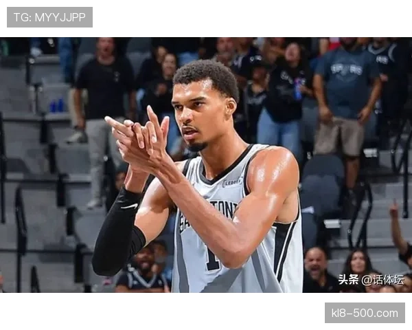 文班亚马遭遇包夹支援不足 全场仅得17分7篮板表现低迷 文班亚马遭遇包夹支援不足 全场仅得17分7篮板表现低迷